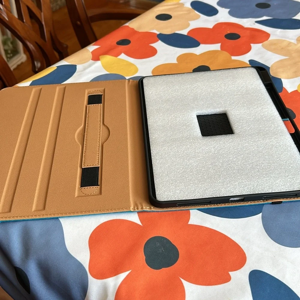 iPad case for 7”x10” iPad. Ordered wrong size. Please research for your size.